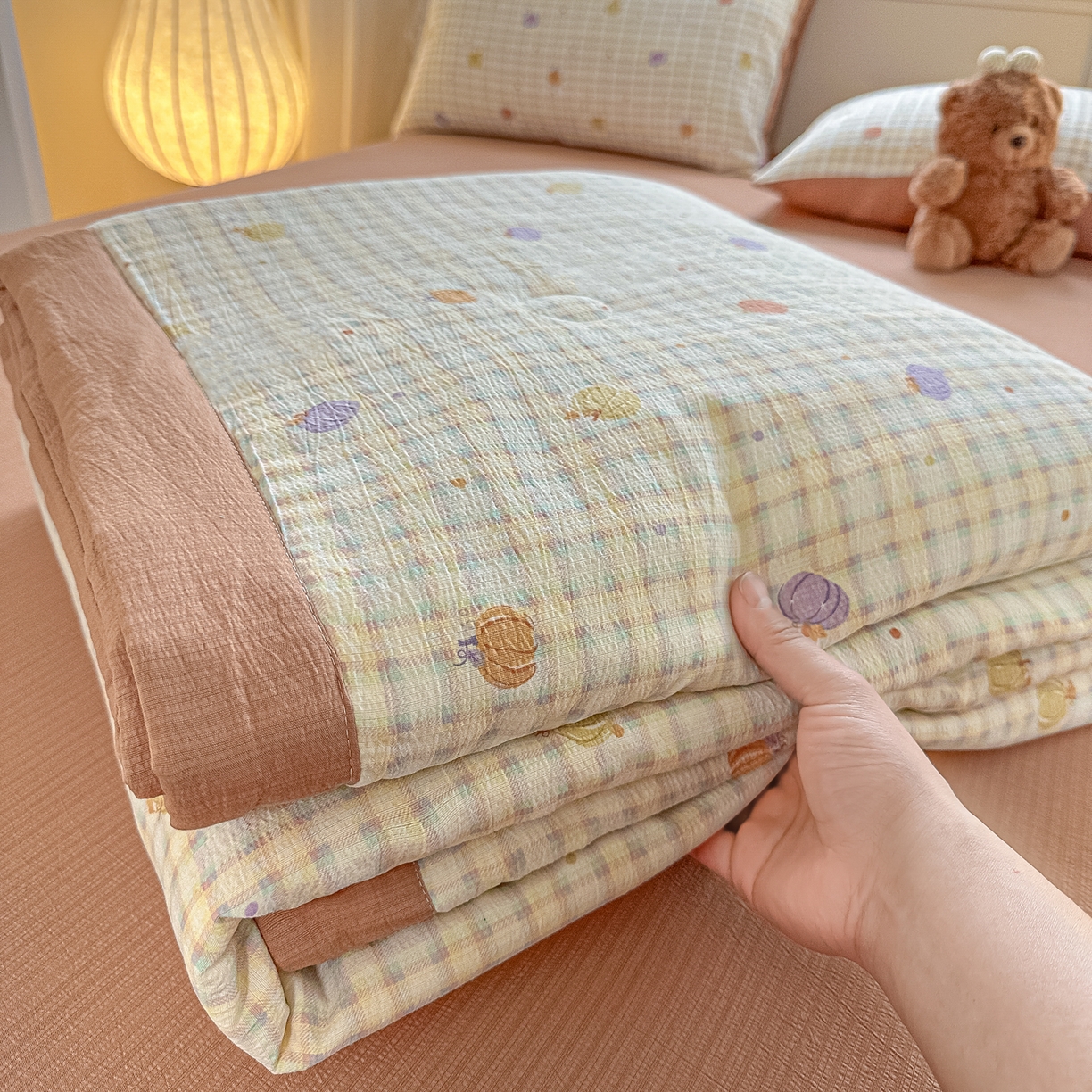 91家纺网 家纺一手货源 找家纺 秋泽家纺 2026新款A类云感双层纱大豆纤维夏凉被空调被小清新印花夏被 南瓜小格