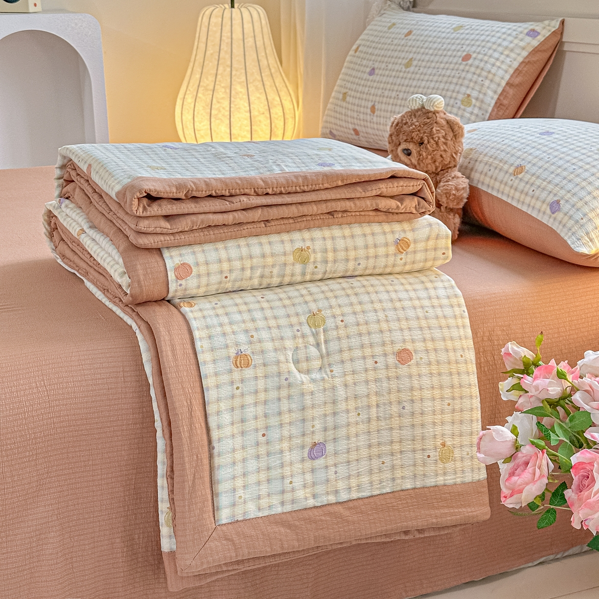 91家纺网 家纺一手货源 找家纺 秋泽家纺 2026新款A类云感双层纱大豆纤维夏凉被空调被小清新印花夏被 南瓜小格