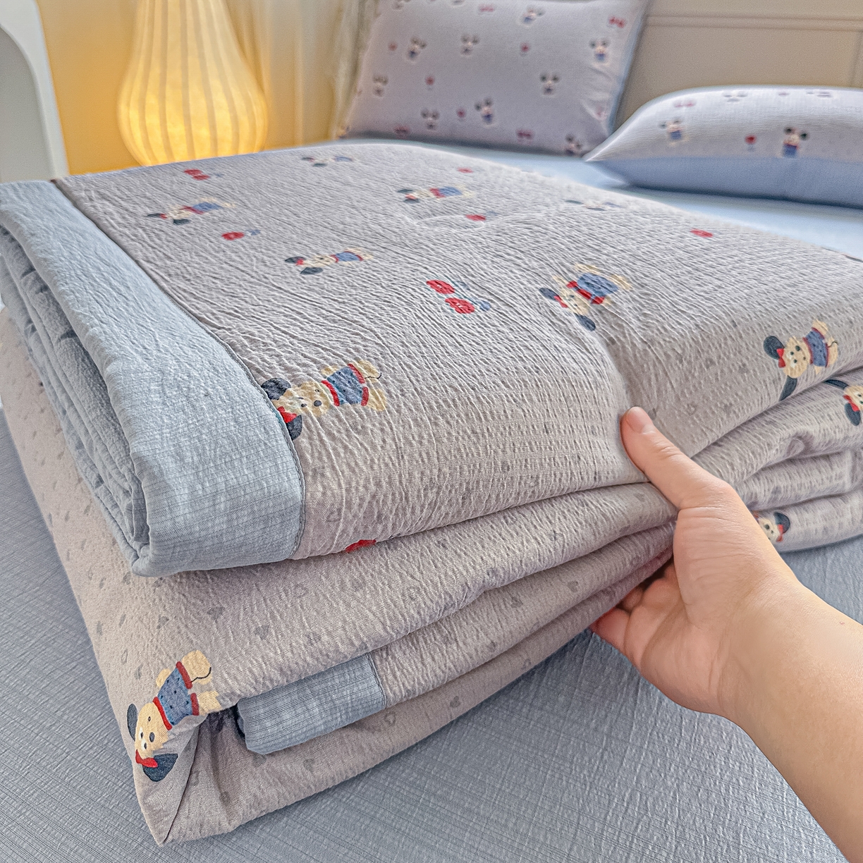 91家纺网 家纺一手货源 找家纺 秋泽家纺 2026新款A类云感双层纱大豆纤维夏凉被空调被小清新印花夏被 小蓝狗