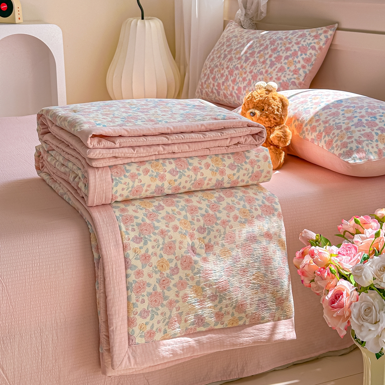 91家纺网 家纺一手货源 找家纺 秋泽家纺 2026新款A类云感双层纱大豆纤维夏凉被空调被小清新印花夏被 浅粉花信