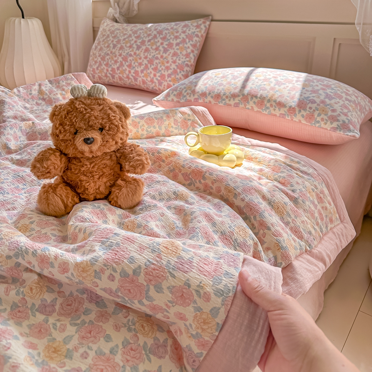 91家纺网 家纺一手货源 找家纺 秋泽家纺 2026新款A类云感双层纱大豆纤维夏凉被空调被小清新印花夏被 浅粉花信