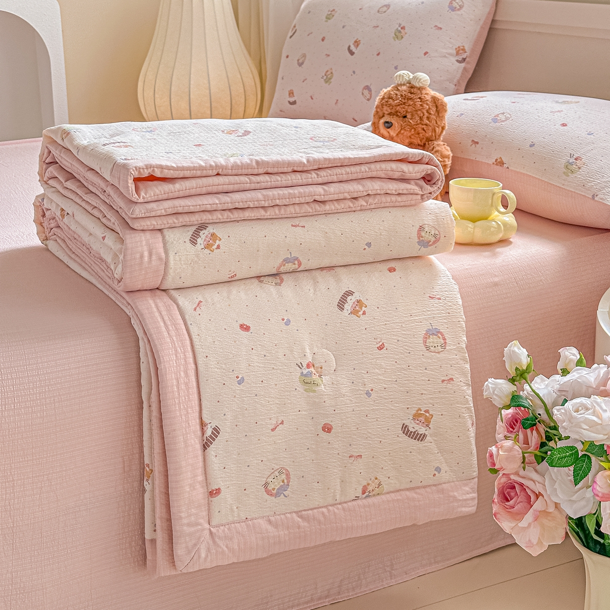 91家纺网 家纺一手货源 找家纺 秋泽家纺 2026新款A类云感双层纱大豆纤维夏凉被空调被小清新印花夏被 奶糯粉喵