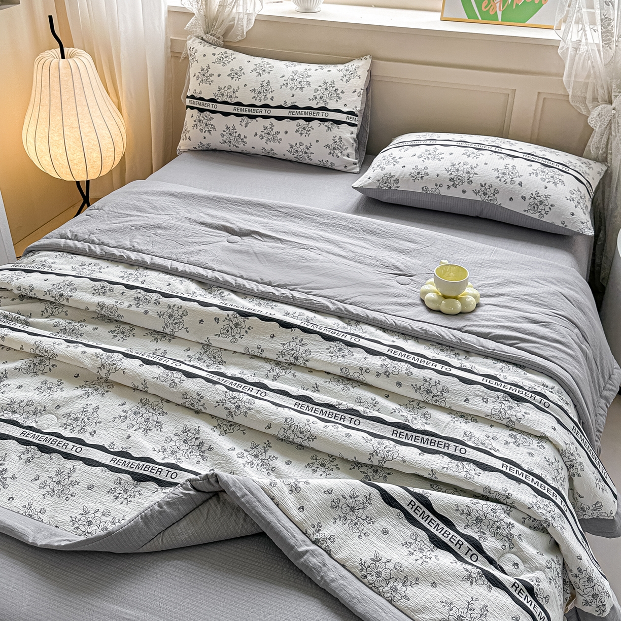 91家纺网 家纺一手货源 找家纺 秋泽家纺 2026新款A类云感双层纱大豆纤维夏凉被空调被小清新印花夏被 墨染春枝