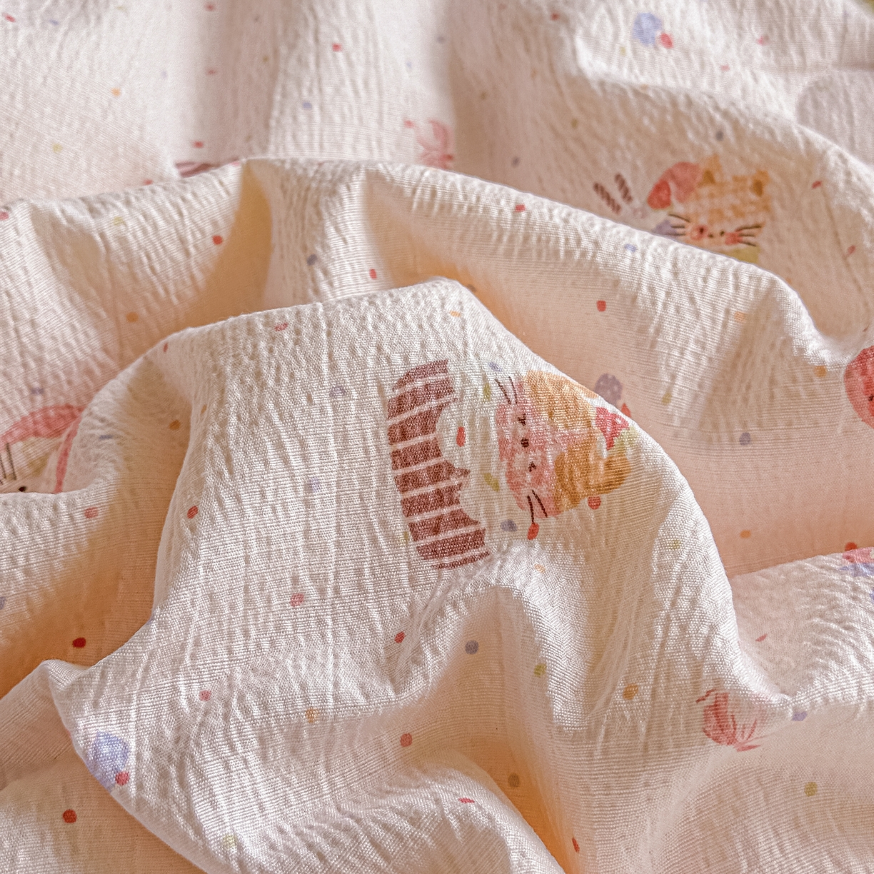 91家纺网 家纺一手货源 找家纺 秋泽家纺 2026新款A类云感双层纱大豆纤维夏凉被空调被小清新印花夏被 奶糯粉喵