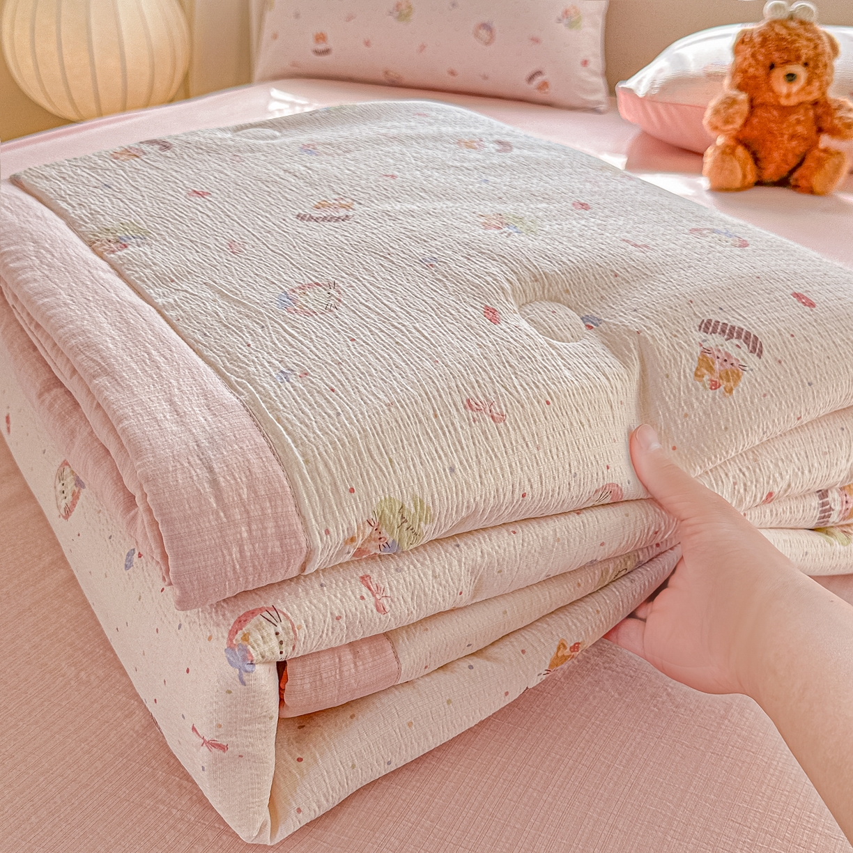 91家纺网 家纺一手货源 找家纺 秋泽家纺 2026新款A类云感双层纱大豆纤维夏凉被空调被小清新印花夏被 奶糯粉喵