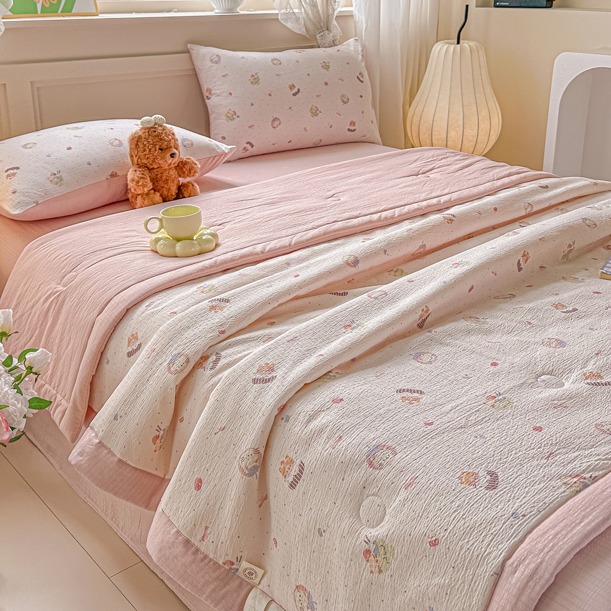 91家纺网 家纺一手货源 找家纺 秋泽家纺 2026新款A类云感双层纱大豆纤维夏凉被空调被小清新印花夏被 奶糯粉喵