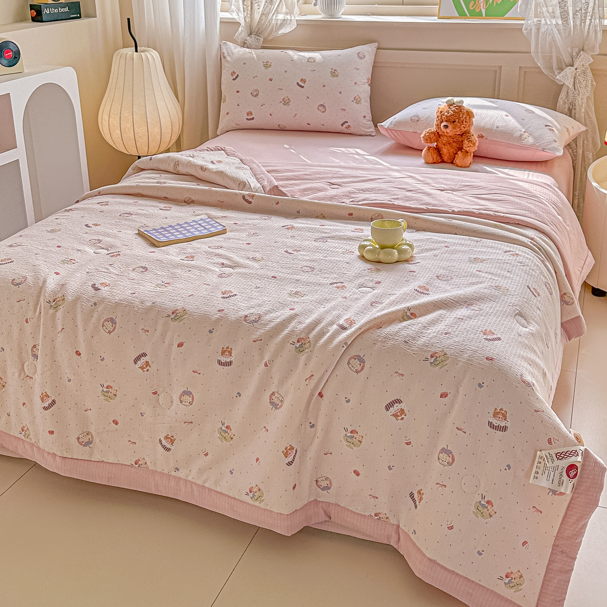 91家纺网 家纺一手货源 找家纺 秋泽家纺 2026新款A类云感双层纱大豆纤维夏凉被空调被小清新印花夏被 奶糯粉喵