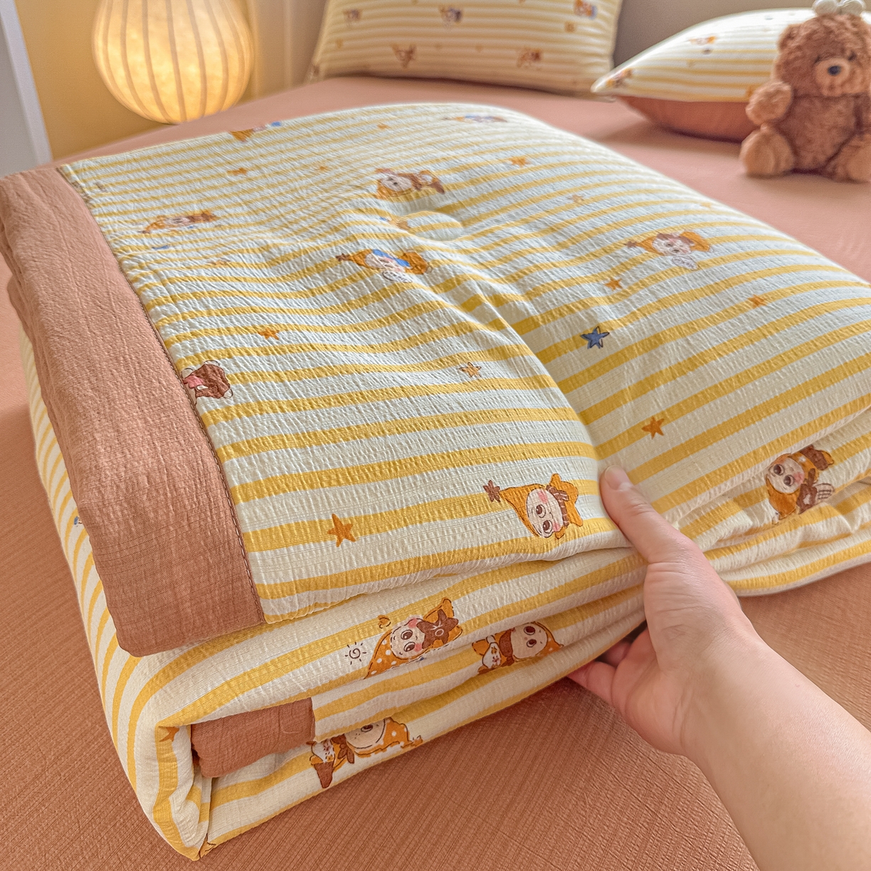 91家纺网 家纺一手货源 找家纺 秋泽家纺 2026新款A类云感双层纱大豆纤维夏凉被空调被小清新印花夏被 治愈星仔