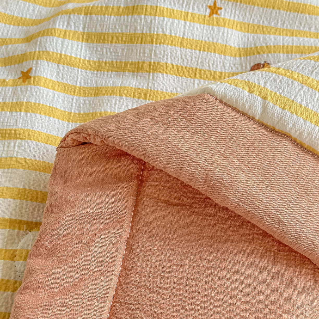 91家纺网 家纺一手货源 找家纺 秋泽家纺 2026新款A类云感双层纱大豆纤维夏凉被空调被小清新印花夏被 治愈星仔