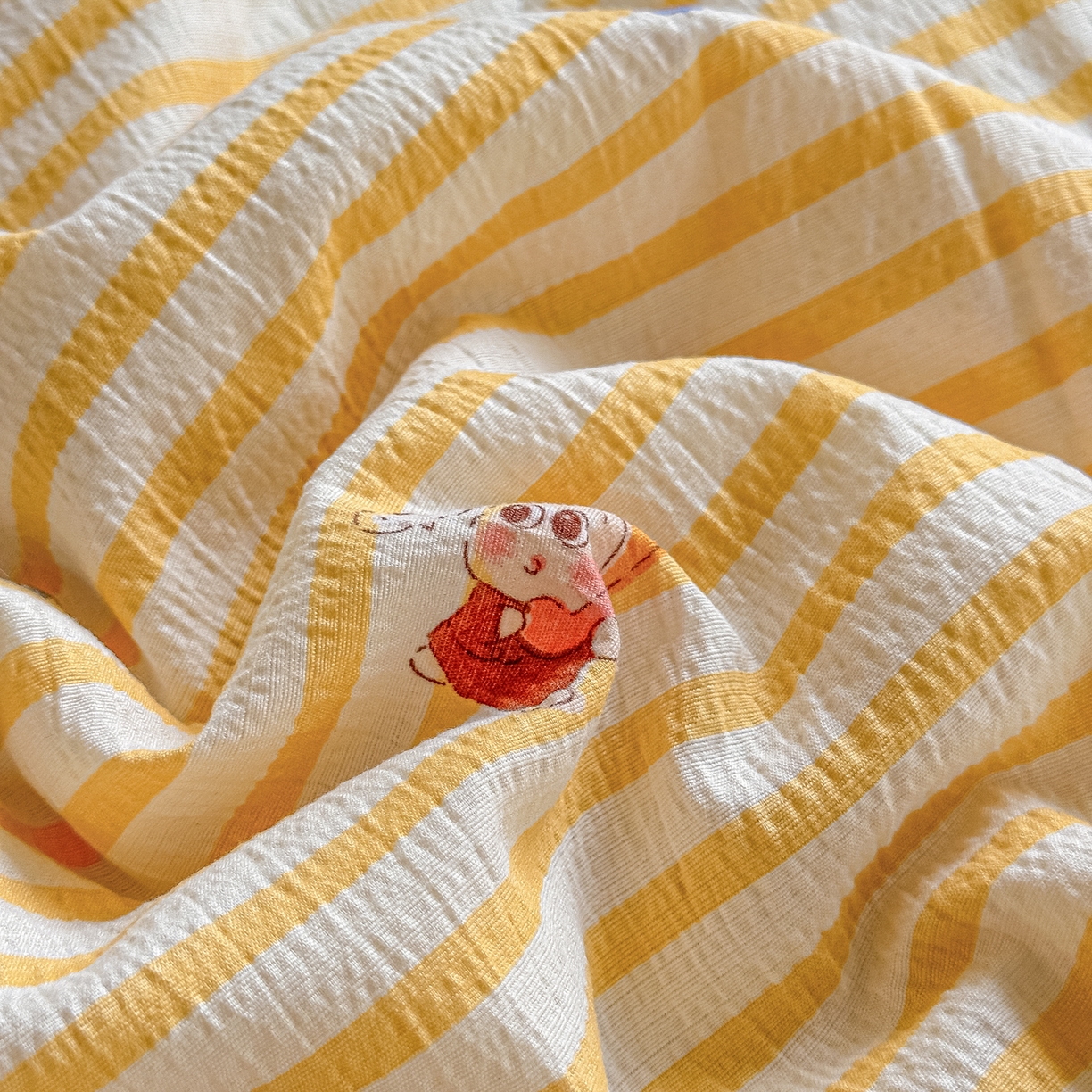 91家纺网 家纺一手货源 找家纺 秋泽家纺 2026新款A类云感双层纱大豆纤维夏凉被空调被小清新印花夏被 治愈星仔