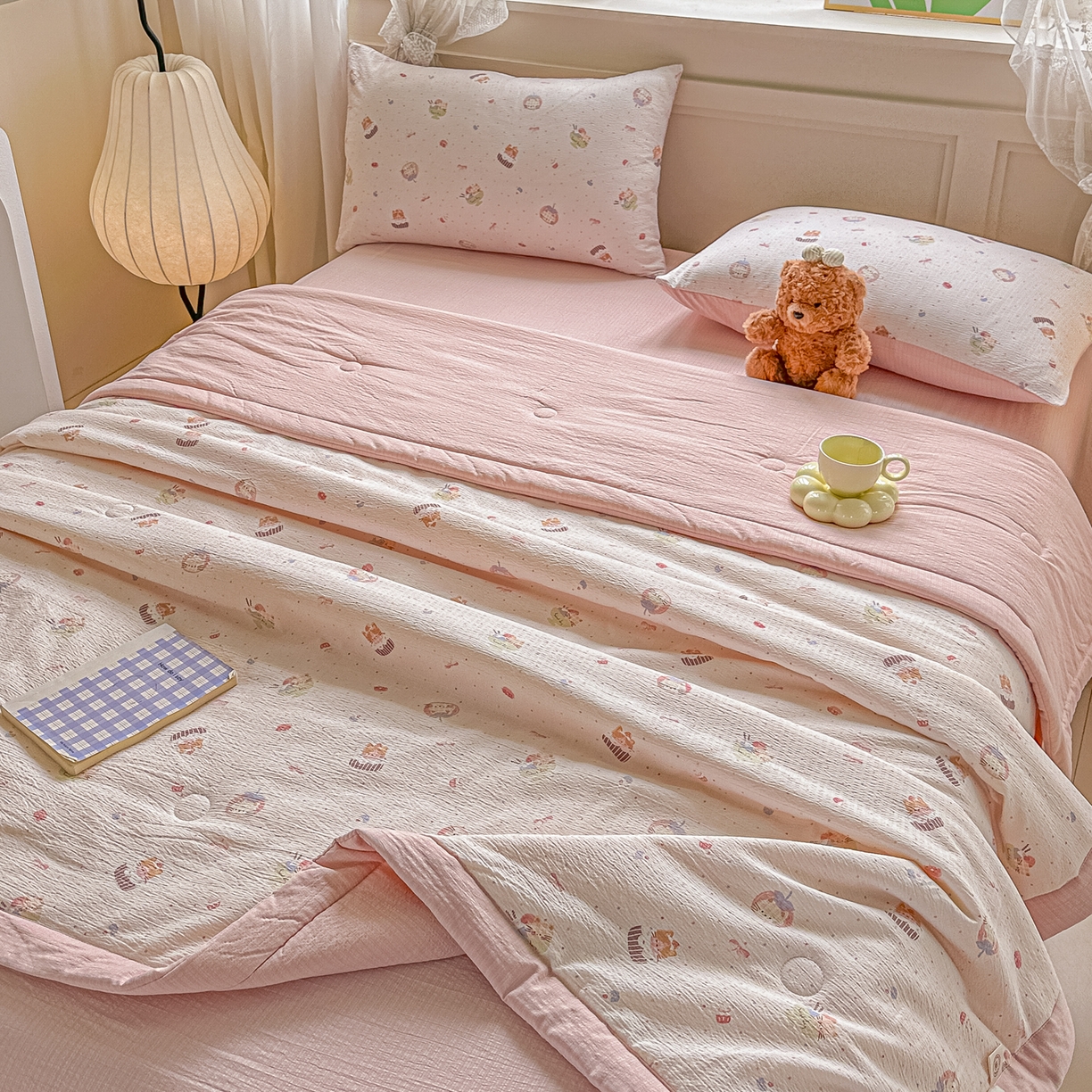 91家纺网 家纺一手货源 找家纺 秋泽家纺 2026新款A类云感双层纱大豆纤维夏凉被空调被小清新印花夏被 奶糯粉喵