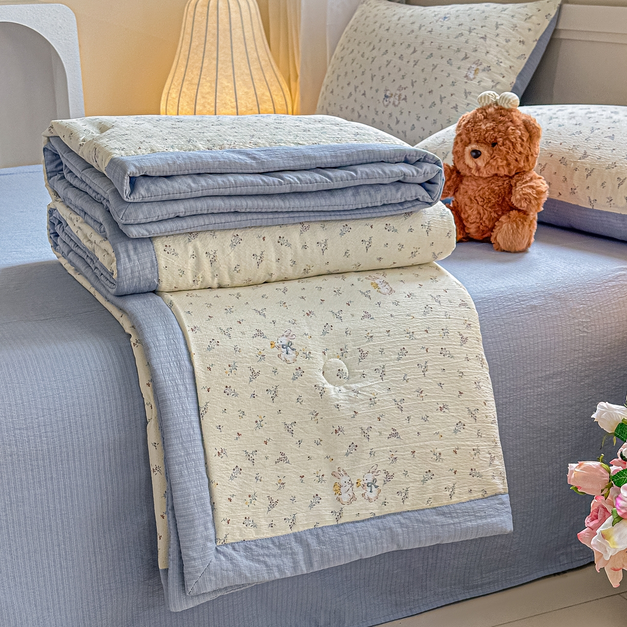 91家纺网 家纺一手货源 找家纺 秋泽家纺 2026新款A类云感双层纱大豆纤维夏凉被空调被小清新印花夏被 蓝境兔语