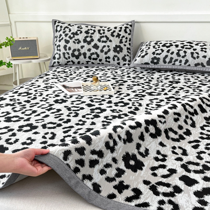 91家纺网 家纺一手货源 找家纺 子曰 2026新款高分子PE聚乙烯乙纶色织提花凉感软凉席席子 豹纹-灰平铺款