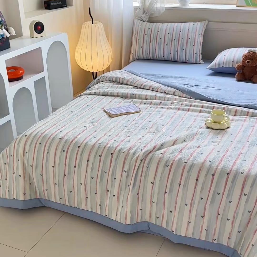 91家纺网 家纺一手货源 找家纺 秋泽家纺 2026新款A类云感双层纱大豆纤维夏凉被空调被小清新印花夏被 桃心条纹