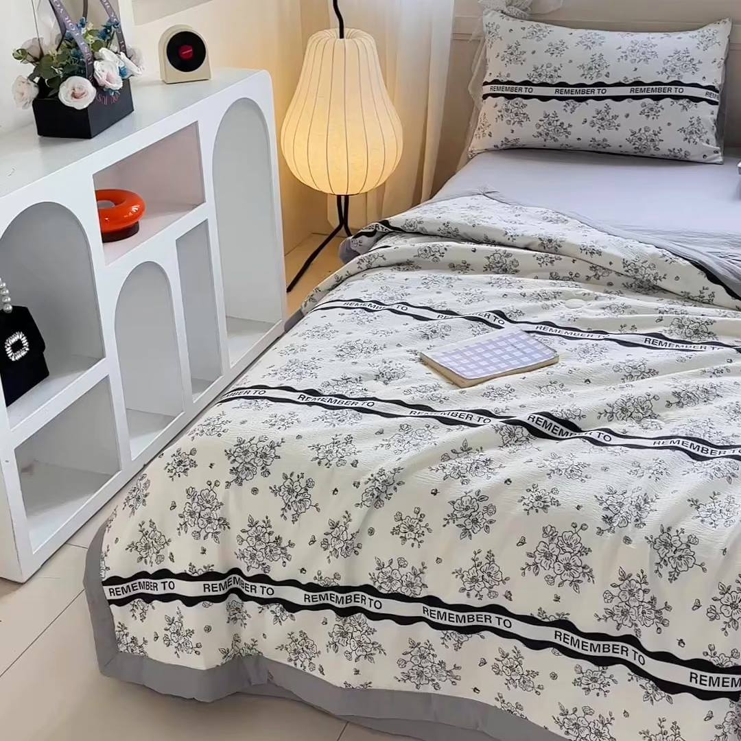 91家纺网 家纺一手货源 找家纺 秋泽家纺 2026新款A类云感双层纱大豆纤维夏凉被空调被小清新印花夏被 墨染春枝