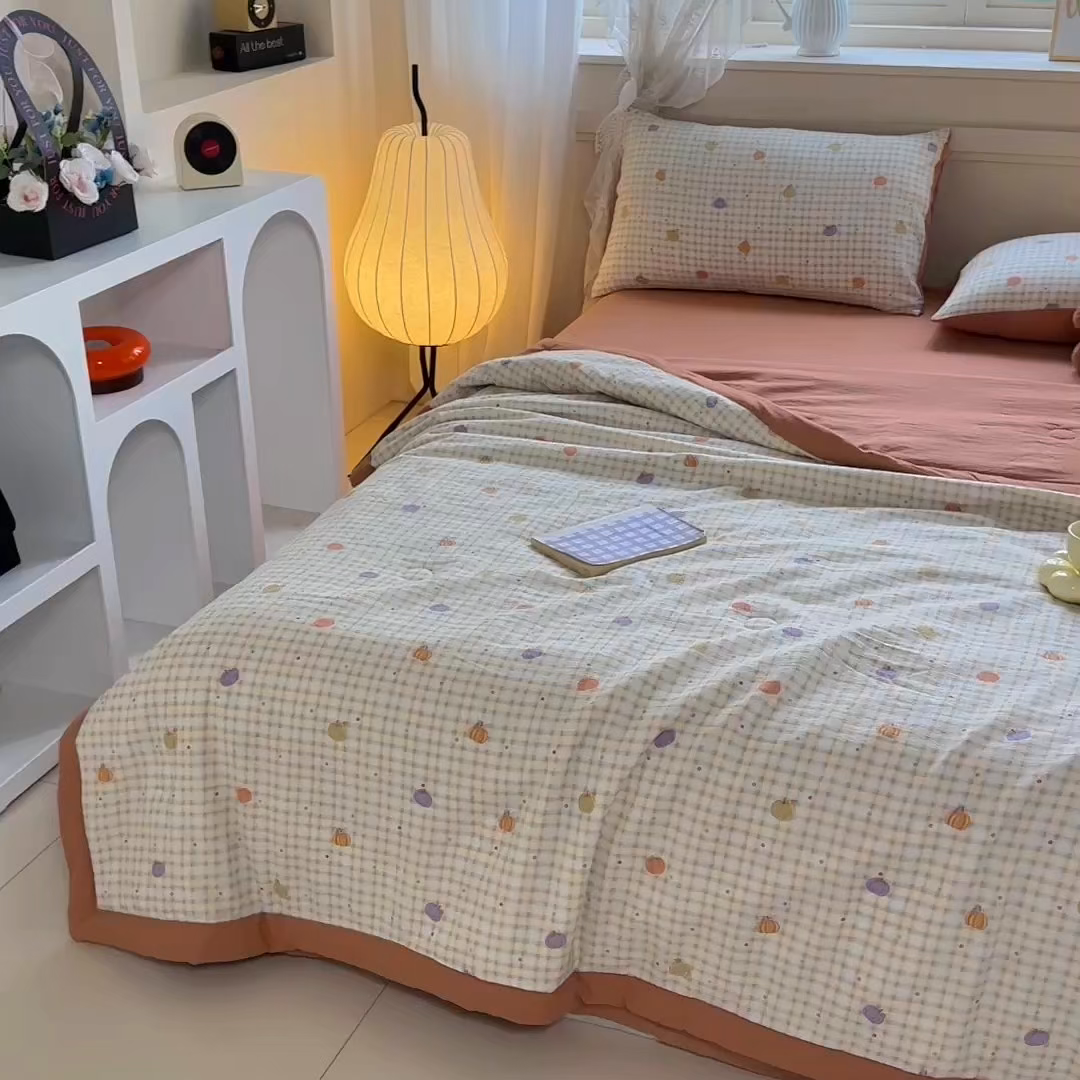 91家纺网 家纺一手货源 找家纺 秋泽家纺 2026新款A类云感双层纱大豆纤维夏凉被空调被小清新印花夏被 南瓜小格