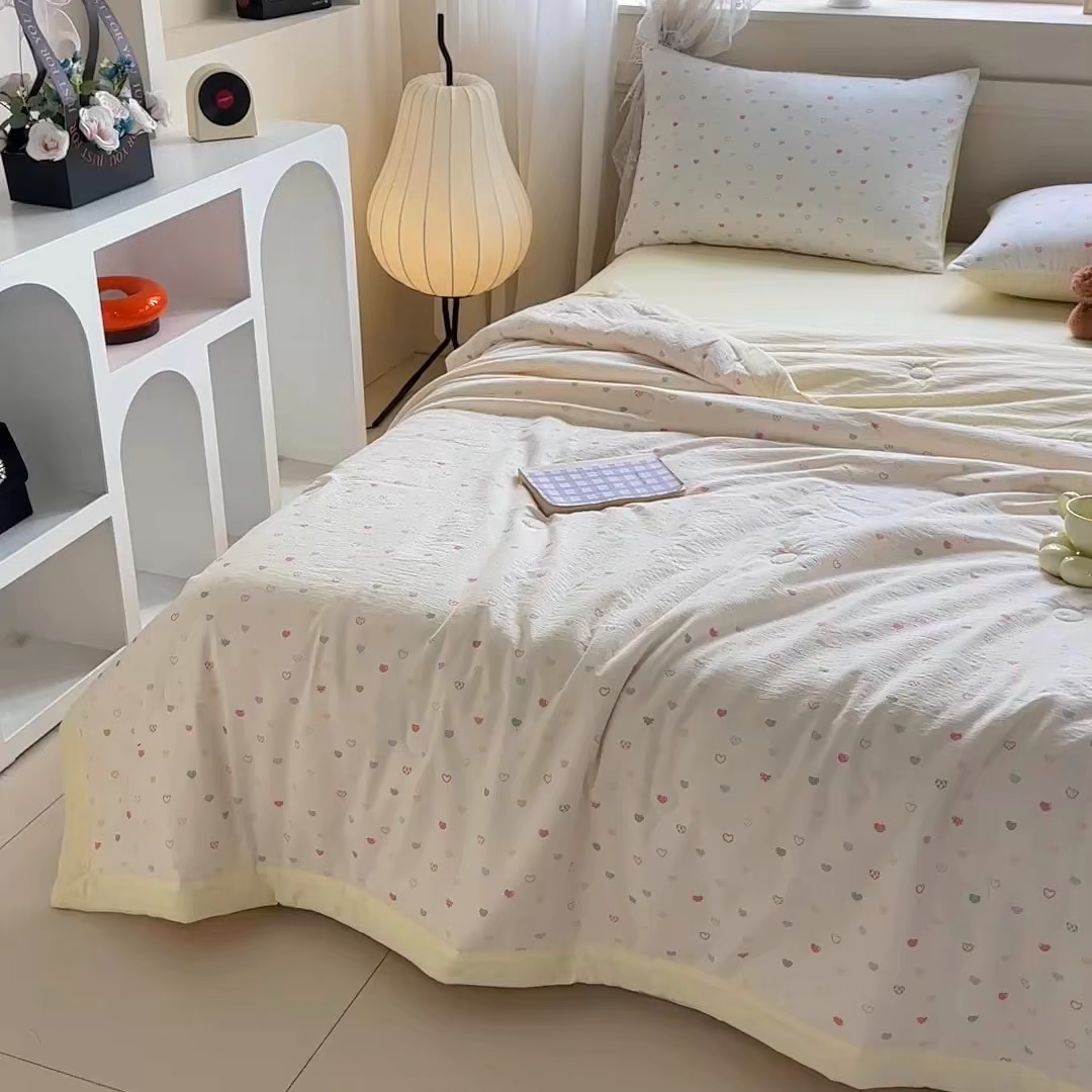 91家纺网 家纺一手货源 找家纺 秋泽家纺 2026新款A类云感双层纱大豆纤维夏凉被空调被小清新印花夏被 甜梦奶心