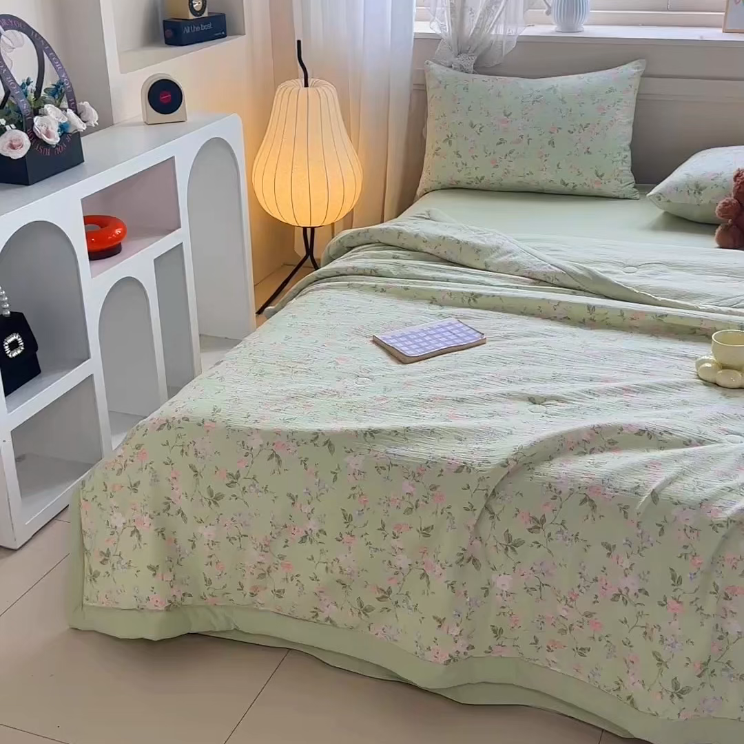 91家纺网 家纺一手货源 找家纺 秋泽家纺 2026新款A类云感双层纱大豆纤维夏凉被空调被小清新印花夏被 绿境花影