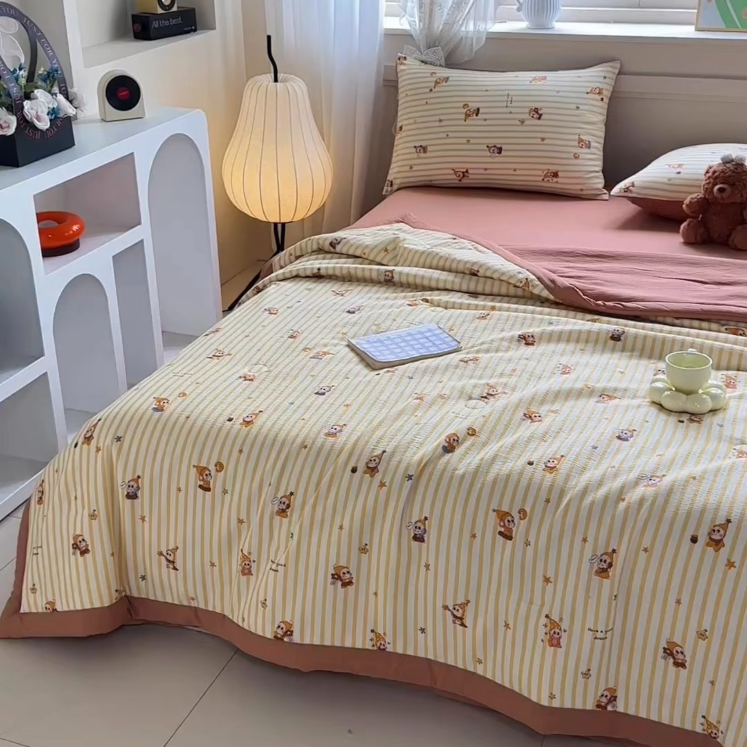 91家纺网 家纺一手货源 找家纺 秋泽家纺 2026新款A类云感双层纱大豆纤维夏凉被空调被小清新印花夏被 治愈星仔