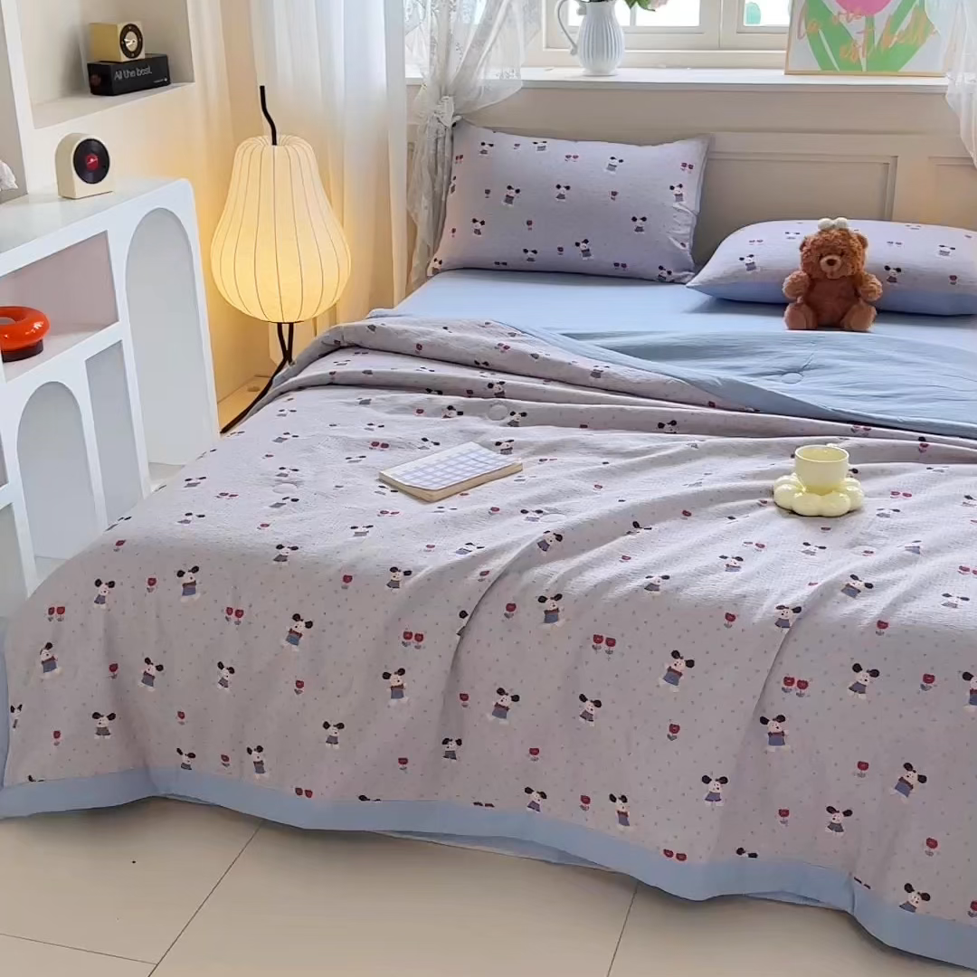 91家纺网 家纺一手货源 找家纺 秋泽家纺 2026新款A类云感双层纱大豆纤维夏凉被空调被小清新印花夏被 小蓝狗