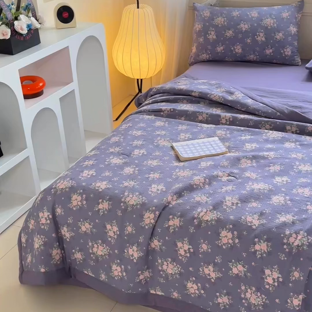 91家纺网 家纺一手货源 找家纺 秋泽家纺 2026新款A类云感双层纱大豆纤维夏凉被空调被小清新印花夏被 紫雾蔷薇