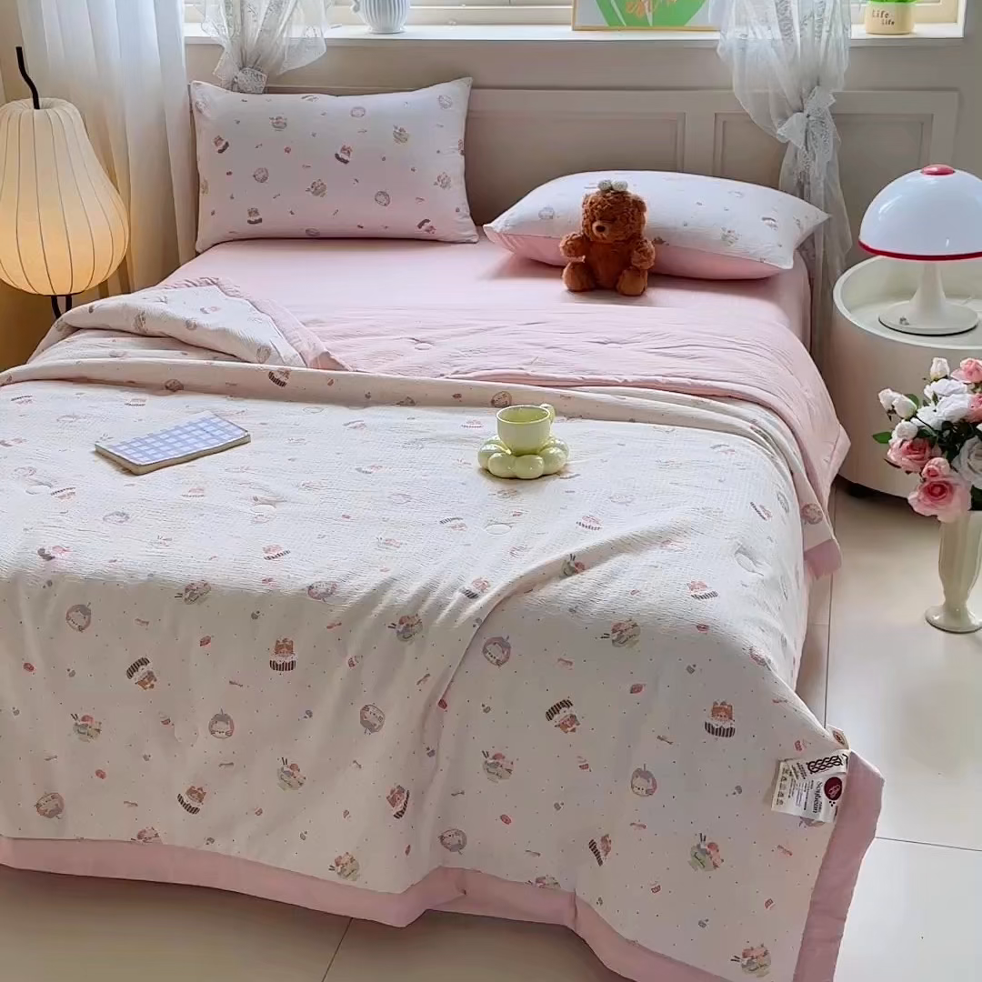 91家纺网 家纺一手货源 找家纺 秋泽家纺 2026新款A类云感双层纱大豆纤维夏凉被空调被小清新印花夏被 奶糯粉喵