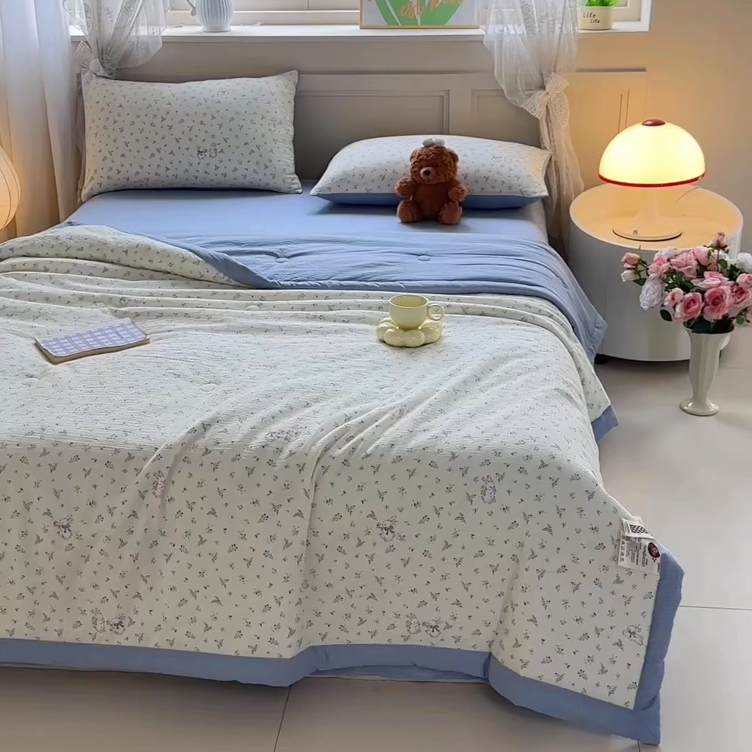 91家纺网 家纺一手货源 找家纺 秋泽家纺 2026新款A类云感双层纱大豆纤维夏凉被空调被小清新印花夏被 蓝境兔语