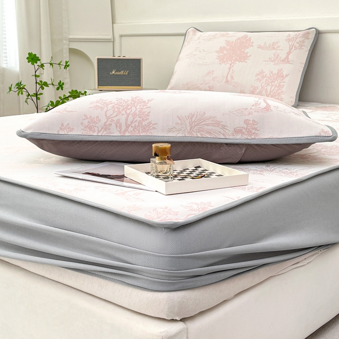 91家纺网 家纺一手货源 找家纺 子曰 2026新款高分子PE聚乙烯乙纶色织提花凉感软凉席席子 秘境-粉床笠款