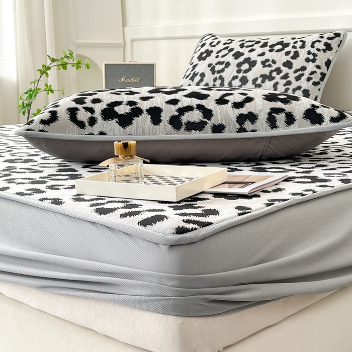 91家纺网 家纺一手货源 找家纺 子曰 2026新款高分子PE聚乙烯乙纶色织提花凉感软凉席席子 豹纹-灰床笠款