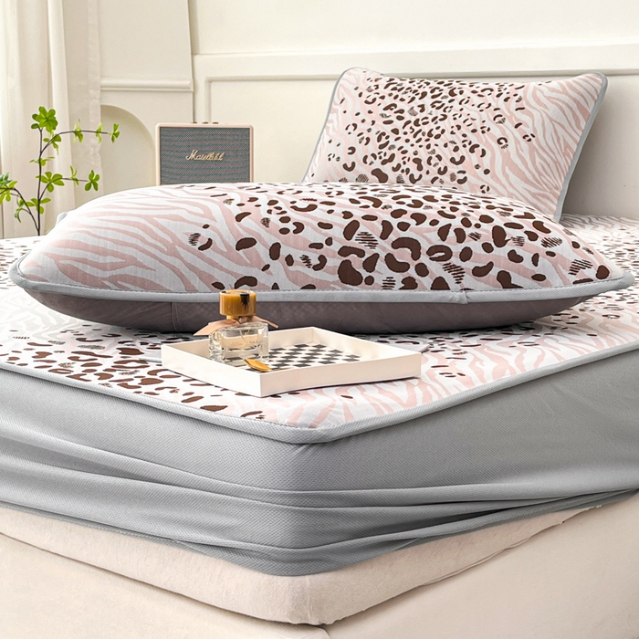 91家纺网 家纺一手货源 找家纺 子曰 2026新款高分子PE聚乙烯乙纶色织提花凉感软凉席席子 魅野-粉床笠款