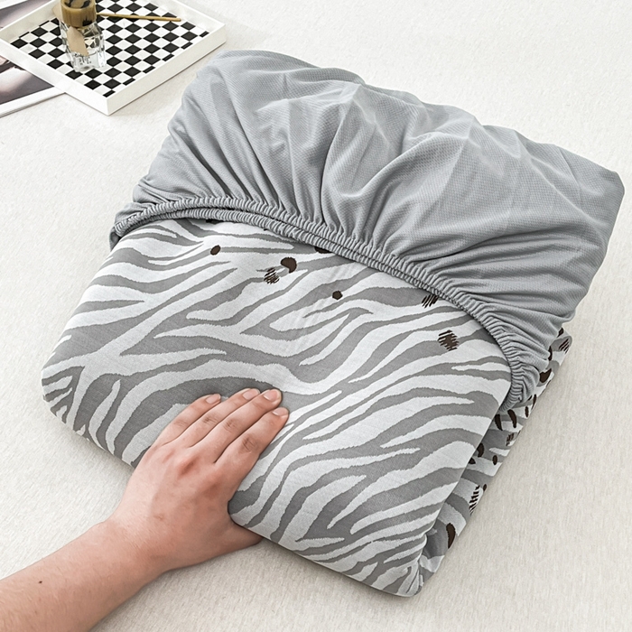 91家纺网 家纺一手货源 找家纺 子曰 2026新款高分子PE聚乙烯乙纶色织提花凉感软凉席席子 魅野-灰床笠款