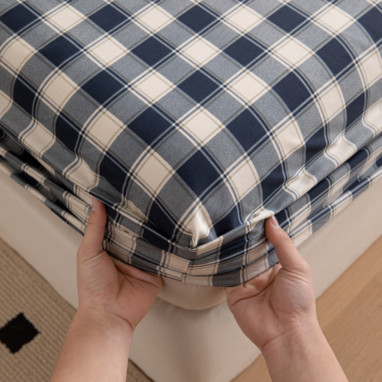 91家纺网 家纺一手货源 找家纺 女子家纺 2026新款40支13070全棉简约格子系列A版床笠 藏青学院