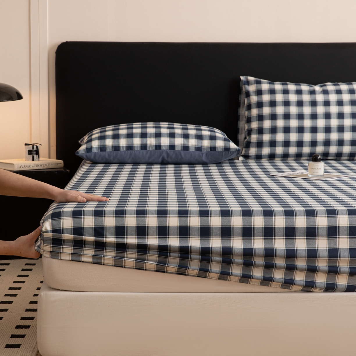 91家纺网 家纺一手货源 找家纺 女子家纺 2026新款40支13070全棉简约格子系列A版床笠 藏青学院