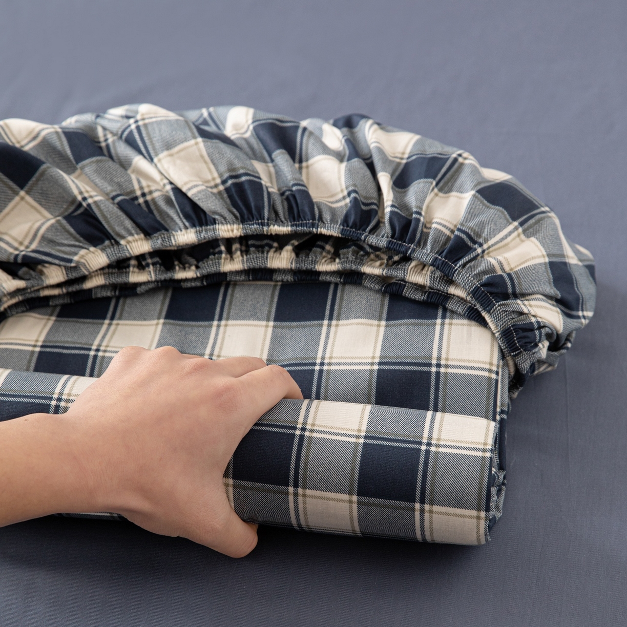 91家纺网 家纺一手货源 找家纺 女子家纺 2026新款40支13070全棉简约格子系列A版床笠 藏青学院