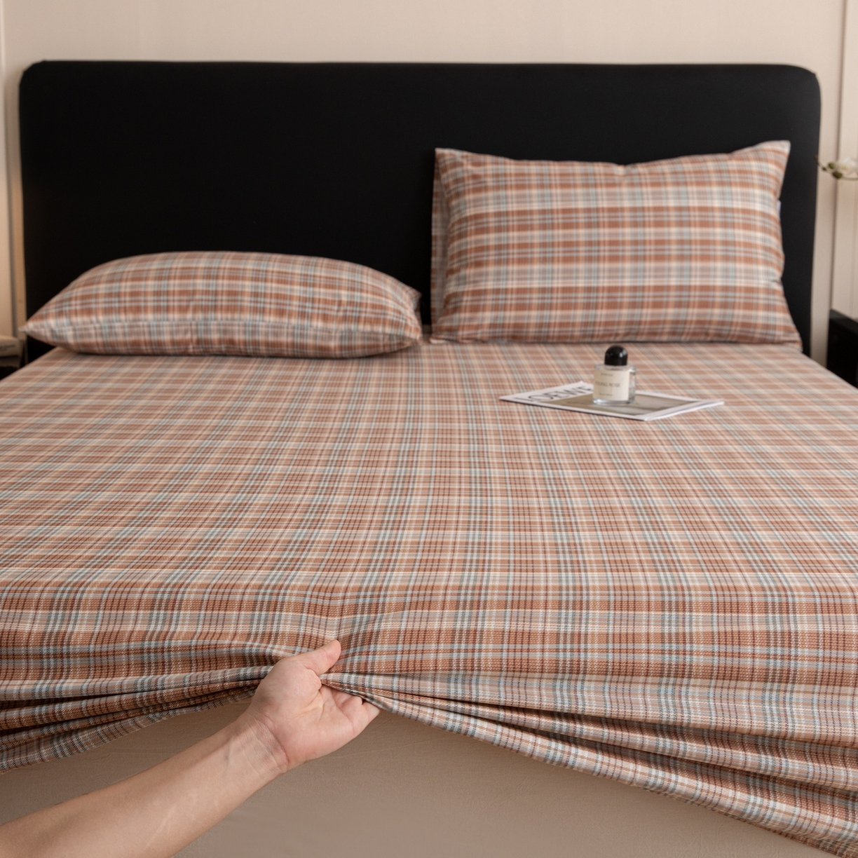 91家纺网 家纺一手货源 找家纺 女子家纺 2026新款40支13070全棉简约格子系列A版床笠 赤茶格