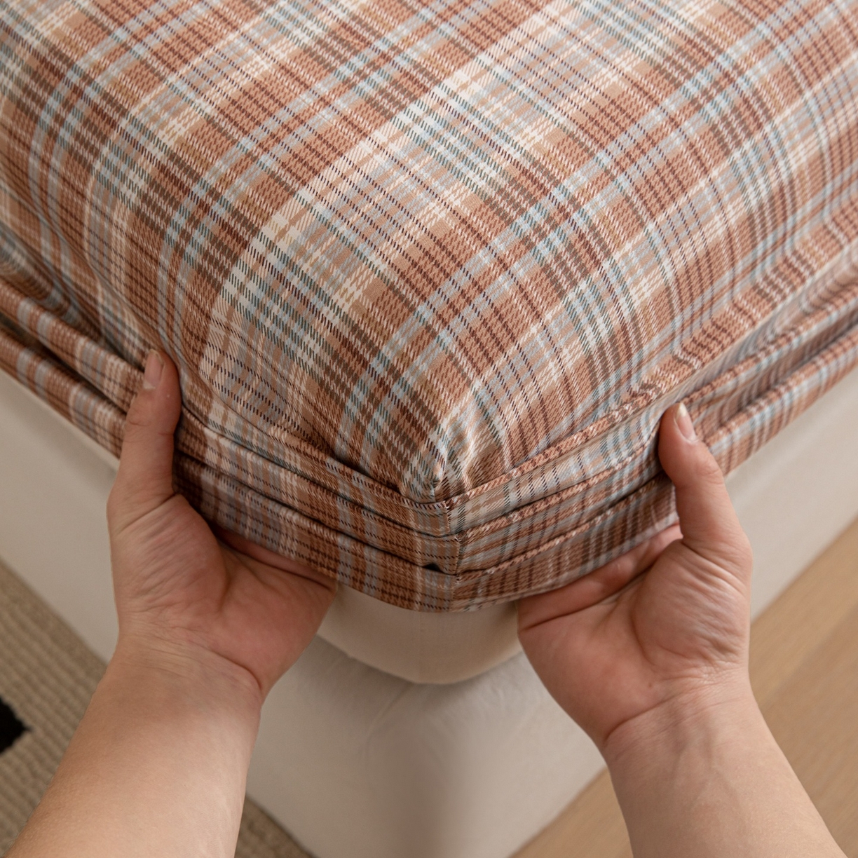 91家纺网 家纺一手货源 找家纺 女子家纺 2026新款40支13070全棉简约格子系列A版床笠 赤茶格