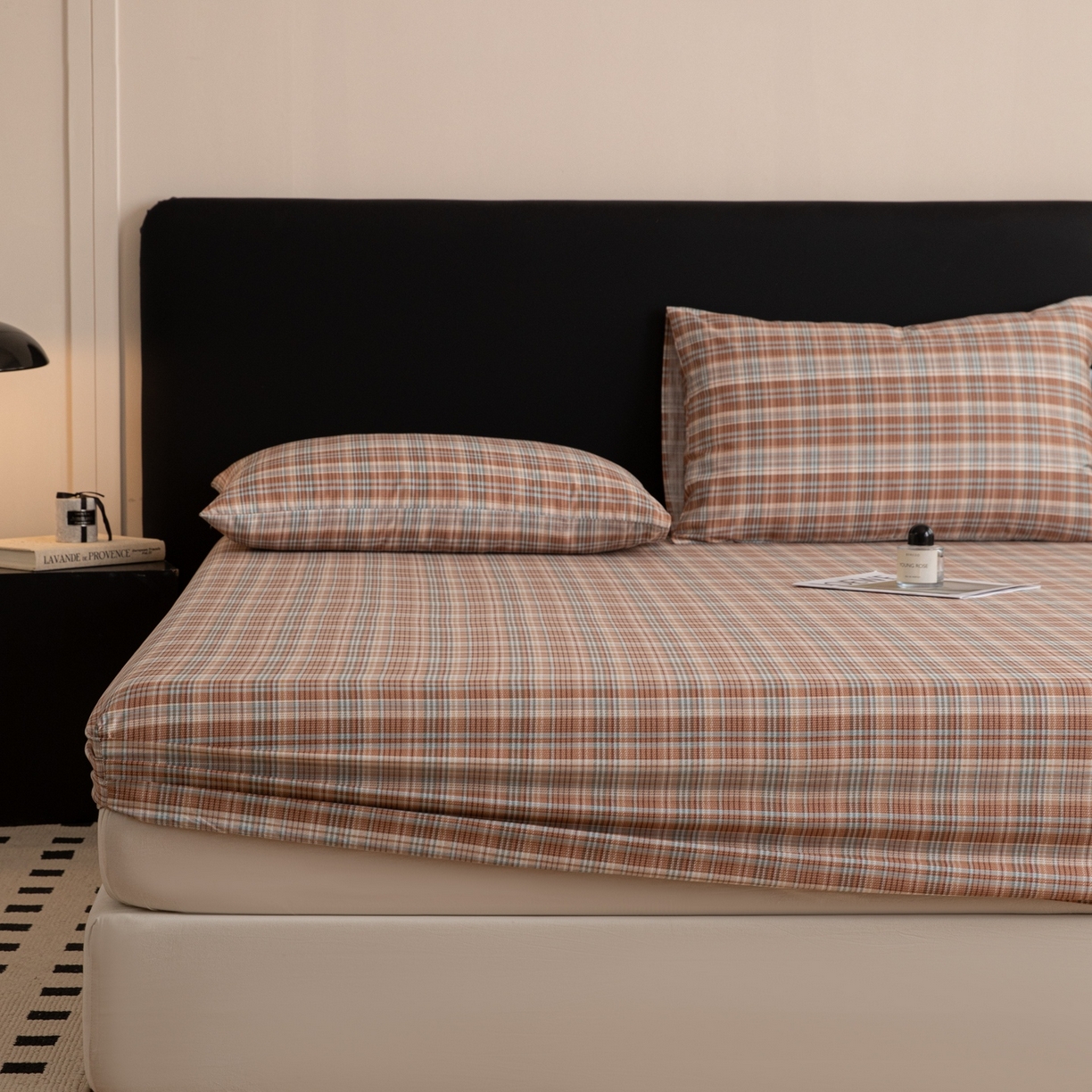 91家纺网 家纺一手货源 找家纺 女子家纺 2026新款40支13070全棉简约格子系列A版床笠 赤茶格