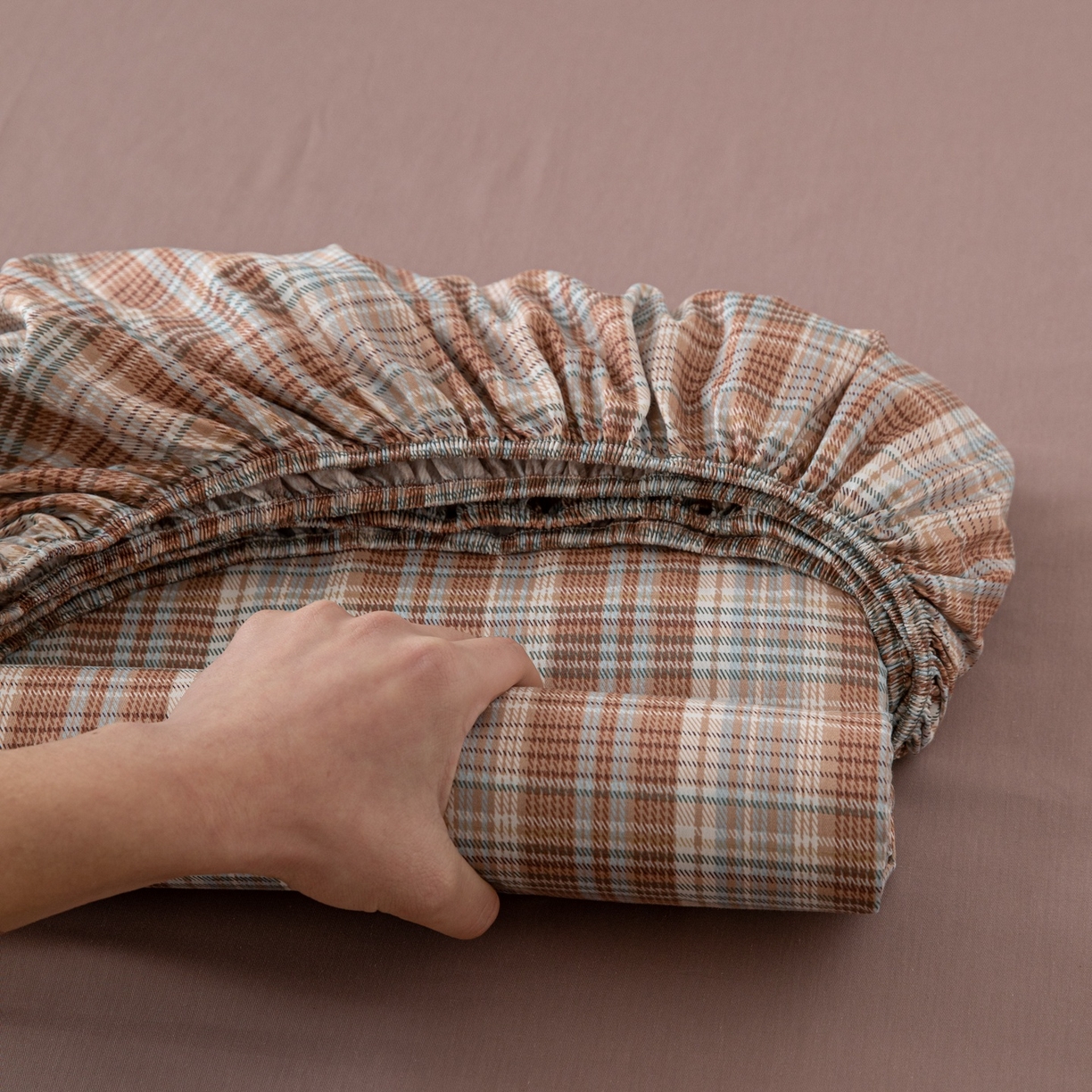 91家纺网 家纺一手货源 找家纺 女子家纺 2026新款40支13070全棉简约格子系列A版床笠 赤茶格