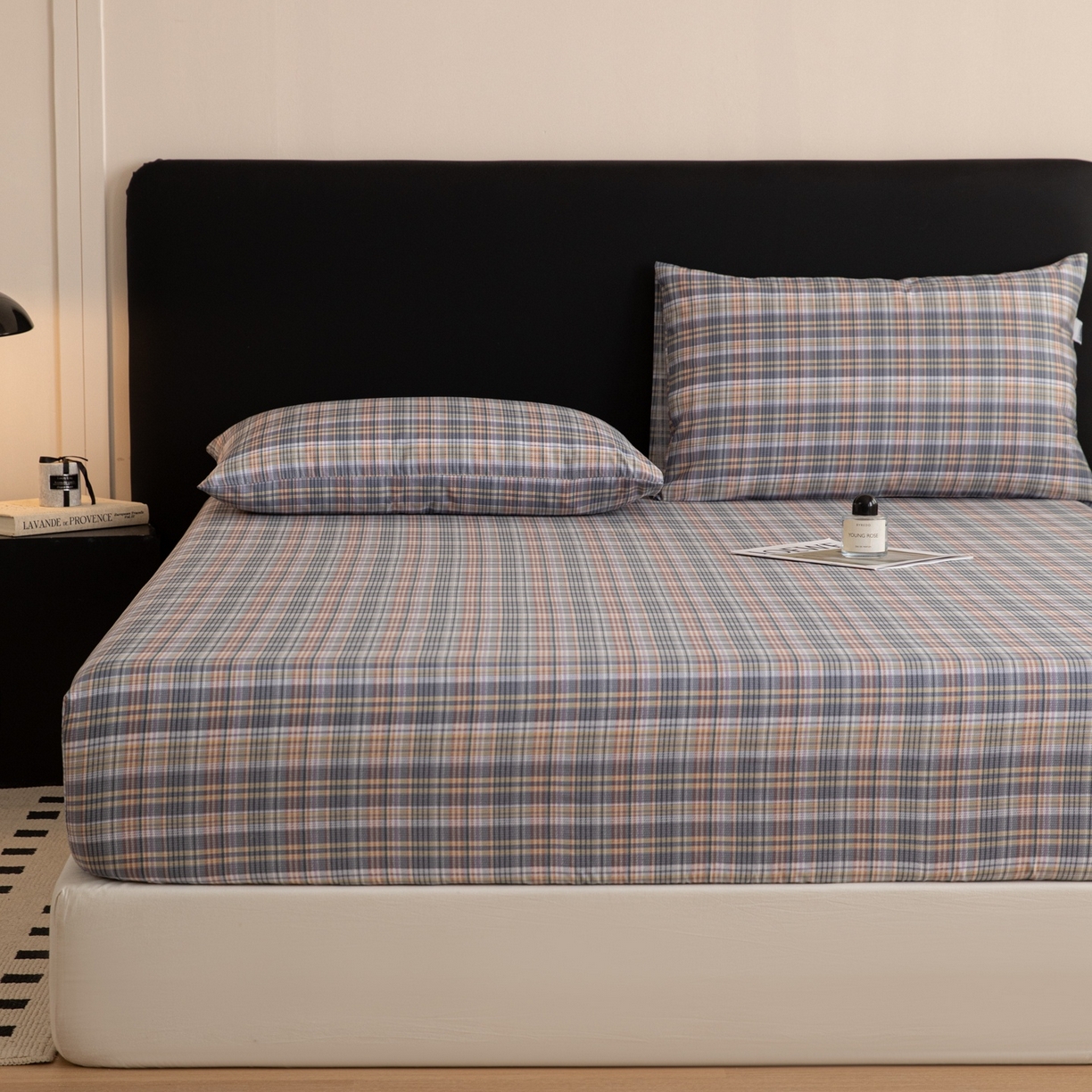 91家纺网 家纺一手货源 找家纺 女子家纺 2026新款40支13070全棉简约格子系列A版床笠 雾蓝格