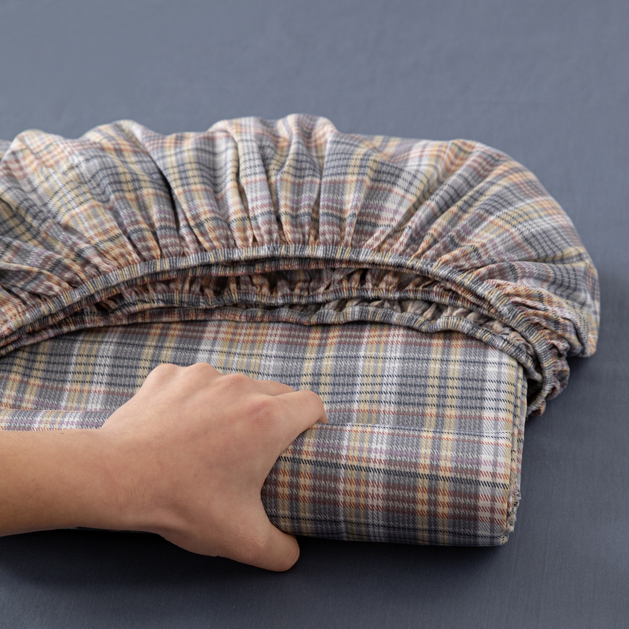 91家纺网 家纺一手货源 找家纺 女子家纺 2026新款40支13070全棉简约格子系列A版床笠 雾蓝格