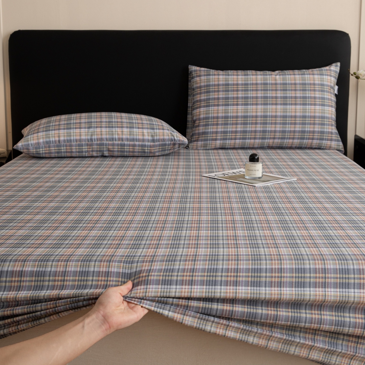 91家纺网 家纺一手货源 找家纺 女子家纺 2026新款40支13070全棉简约格子系列A版床笠 雾蓝格