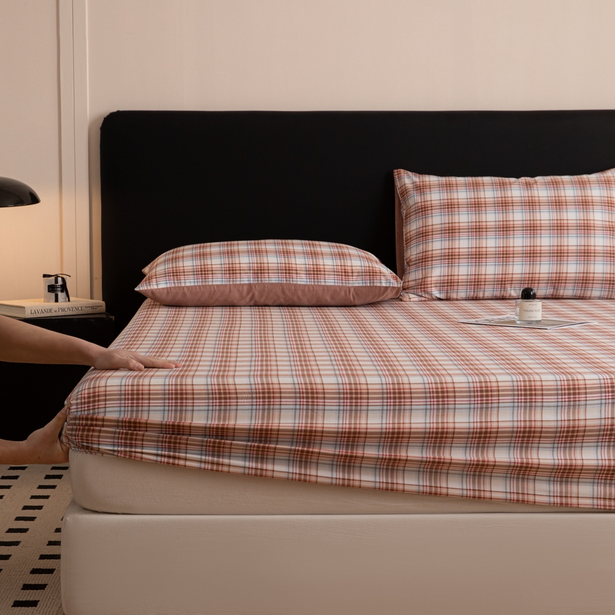 91家纺网 家纺一手货源 找家纺 女子家纺 2026新款40支13070全棉简约格子系列A版床笠 英伦-焦糖