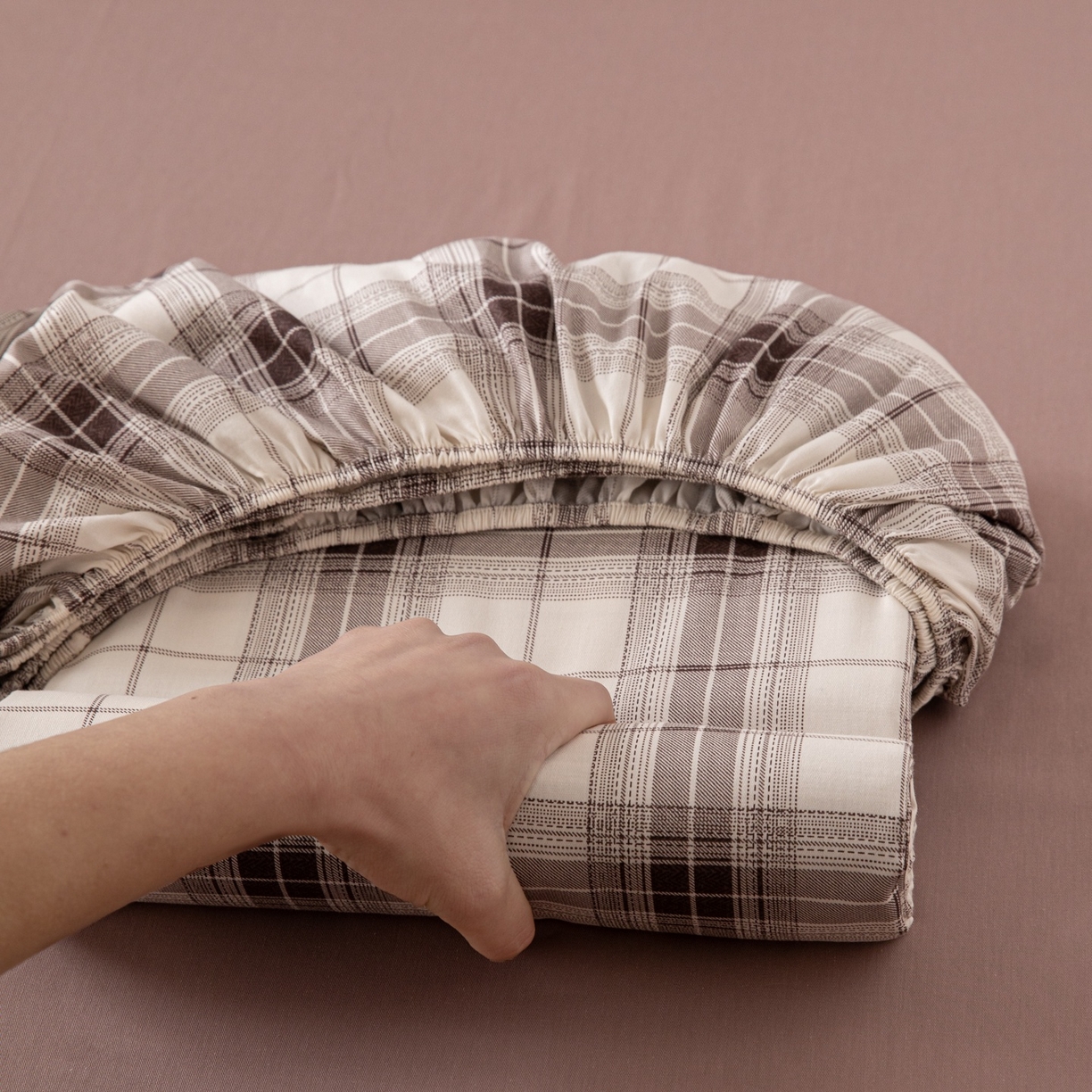 91家纺网 家纺一手货源 找家纺 女子家纺 2026新款40支13070全棉简约格子系列A版床笠 英伦-棕咖