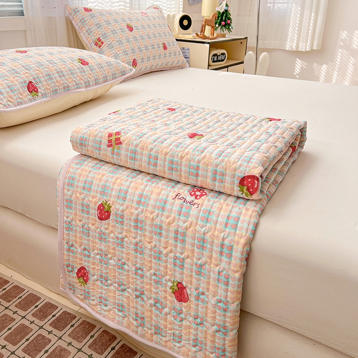 91家纺网 家纺一手货源 找家纺 维娜斯家纺 2026新款双层纱防水隔尿床垫婴儿垫姨妈垫 奶油草莓