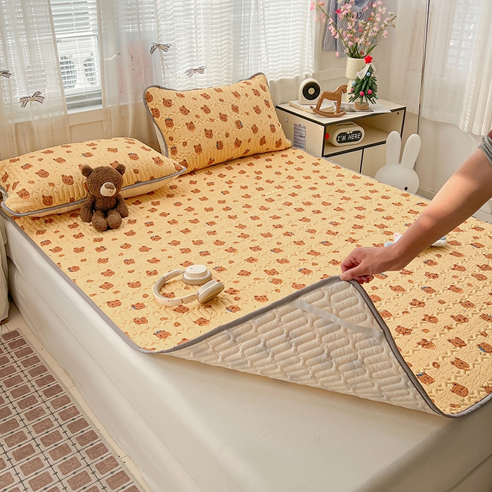 91家纺网 家纺一手货源 找家纺 维娜斯家纺 2026新款双层纱防水隔尿床垫婴儿垫姨妈垫 小熊梦梦