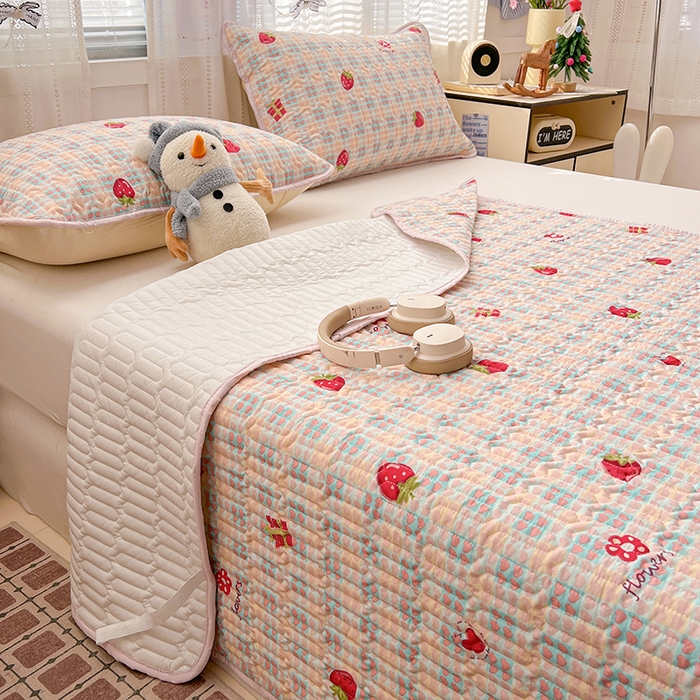 91家纺网 家纺一手货源 找家纺 维娜斯家纺 2026新款双层纱防水隔尿床垫婴儿垫姨妈垫 奶油草莓