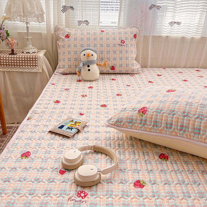 91家纺网 家纺一手货源 找家纺 维娜斯家纺 2026新款双层纱防水隔尿床垫婴儿垫姨妈垫 奶油草莓