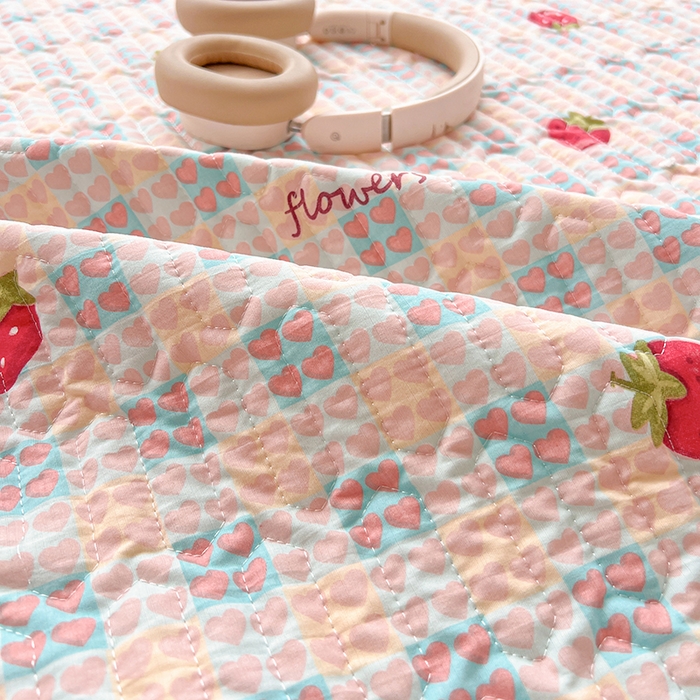 91家纺网 家纺一手货源 找家纺 维娜斯家纺 2026新款双层纱防水隔尿床垫婴儿垫姨妈垫 奶油草莓