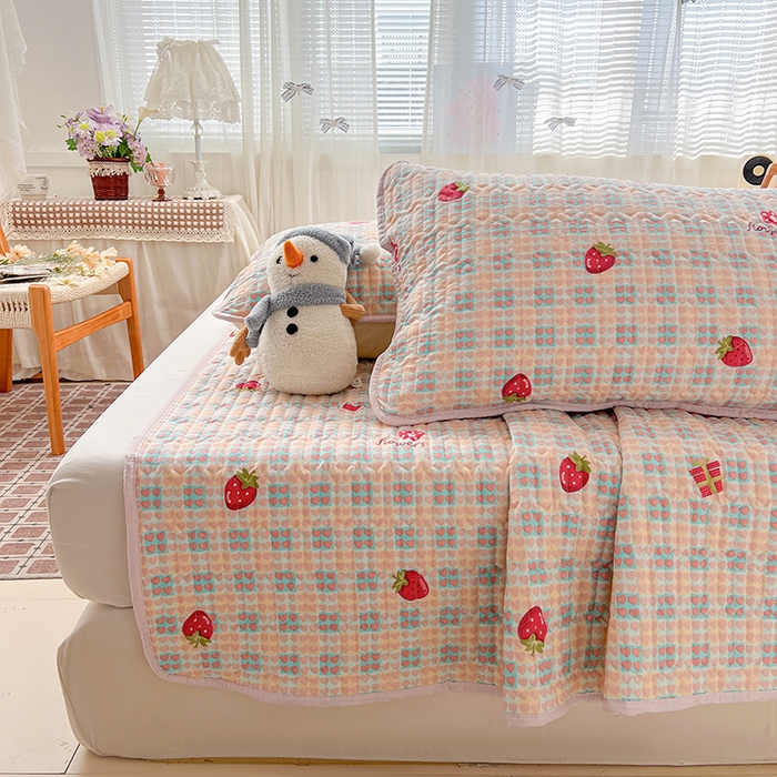 91家纺网 家纺一手货源 找家纺 维娜斯家纺 2026新款双层纱防水隔尿床垫婴儿垫姨妈垫 奶油草莓