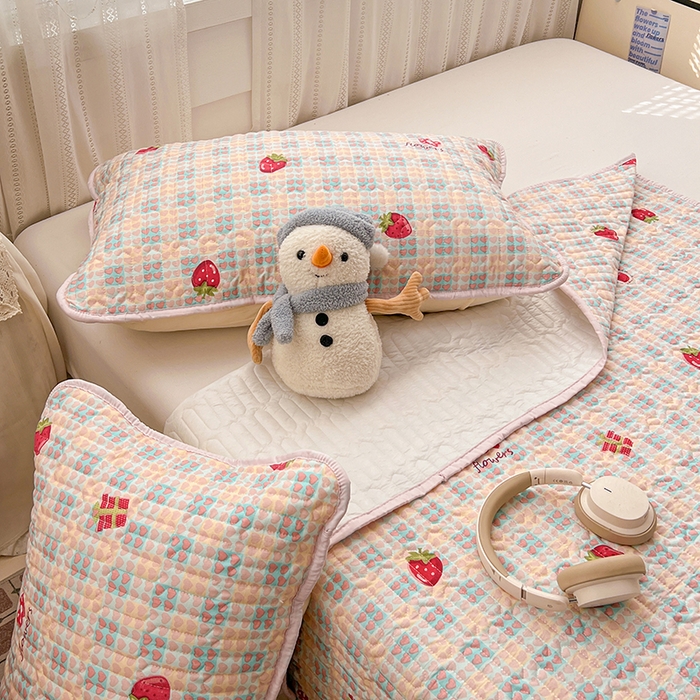 91家纺网 家纺一手货源 找家纺 维娜斯家纺 2026新款双层纱防水隔尿床垫婴儿垫姨妈垫 奶油草莓